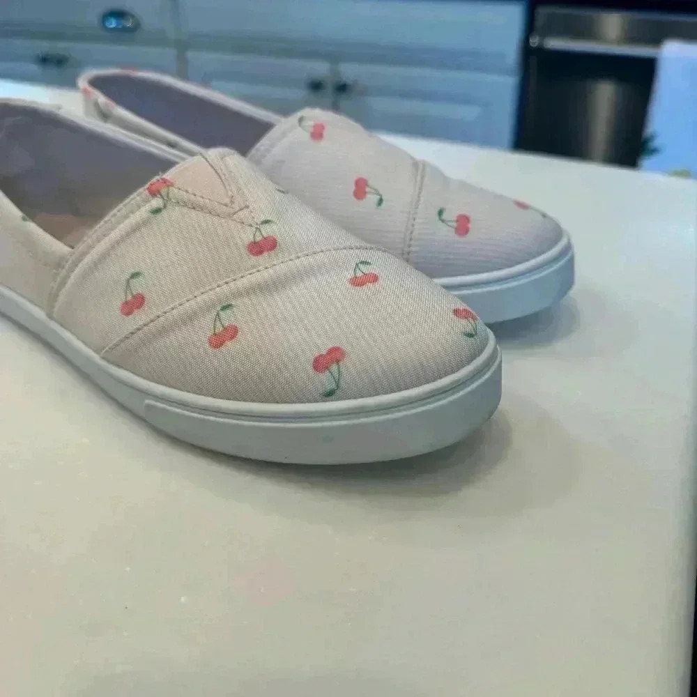 Isaac Mizrahi comfort sneakers/shoes. Pink & white w/ small cherries size 9 - Picture 4 of 10